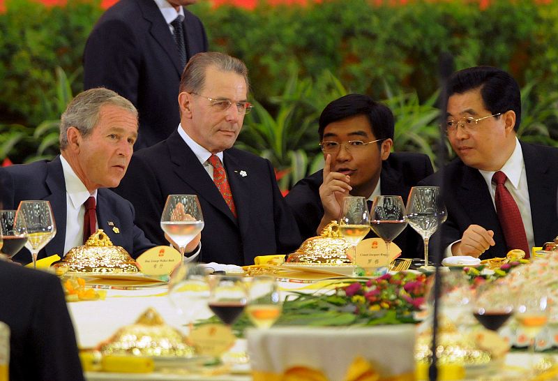 El presidente chino, Hu Hintao , el presidente del Comité Olímpico Internacional (COI), Jacques Rogge, y el presidente de los Estados Unidos, George W. Bush, participan de un banquete de bienvenida en el Gran Salón del Pueblo, en Pekín.