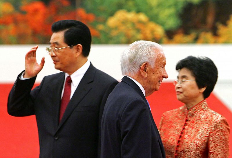 Former IOC president Samaranch walks past Chinese President Hu and his Liu before welcome banquet at Great Hall of People in Beijing