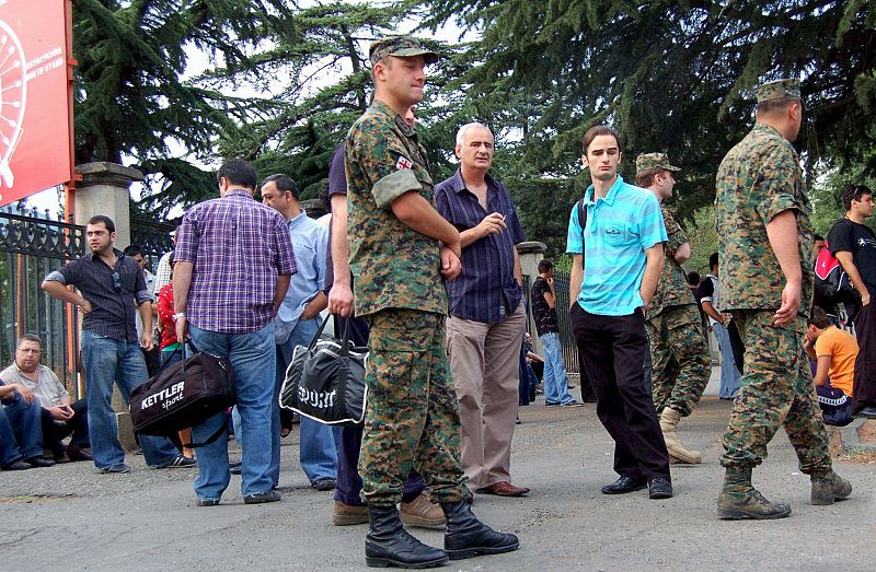 Un tanque blindado patrulla por las calles de la ciudad de Gori (Georgia), el viernes 8 de agosto. El gobierno de Georgia y los separatistas de la región de Osetia del Sur desplegaron su aviación para seguir los bombardeos después de que se rompiera