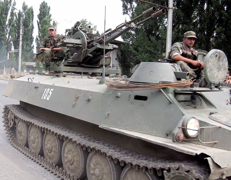 Un tanque blindado patrulla por las calles de la ciudad de Gori (Georgia), el viernes 8 de agosto. El gobierno de Georgia y los separatistas de la región de Osetia del Sur desplegaron su aviación para seguir los bombardeos después de que se rompiera