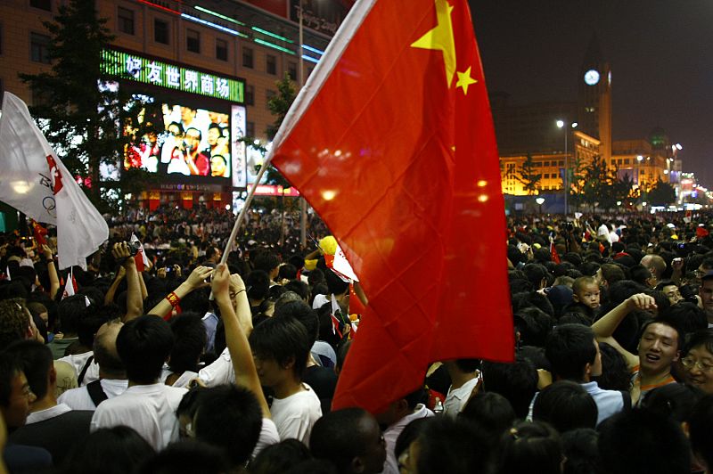 Mucha gente ha seguido el acto inagural mediante pantallas instaladas en la capital china