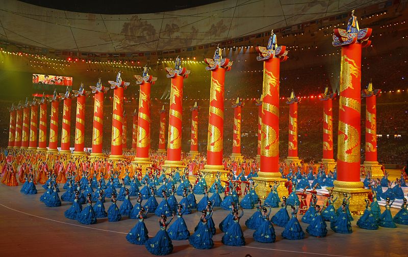 Cientos de bailarinas han danzado enmarcadas en un conjunto de columnas alegóricas de la historia china