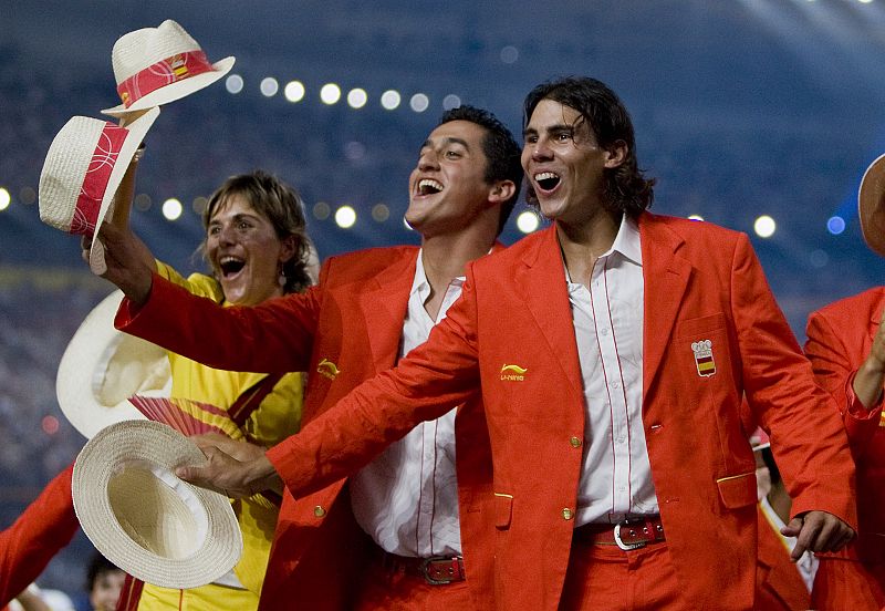 Almagro y Nadal saludan con su sombrero a la grada.