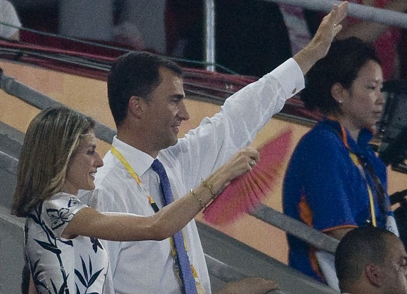 Los Príncipes de Asturias saludan a la delegación deportiva de España.