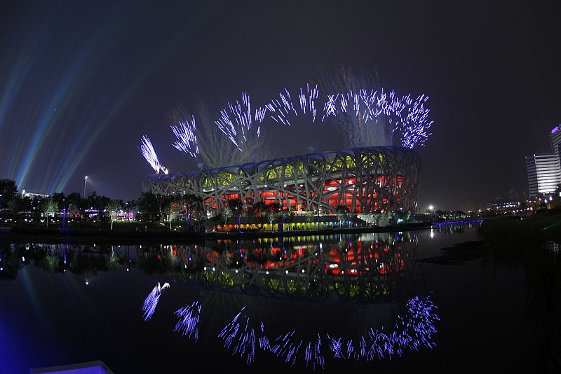 Vista exterior del estadio " Nido de Pájaro" en el momento en que tenían lugar los fuegos artificiales que cerraban el acto de inaguración.