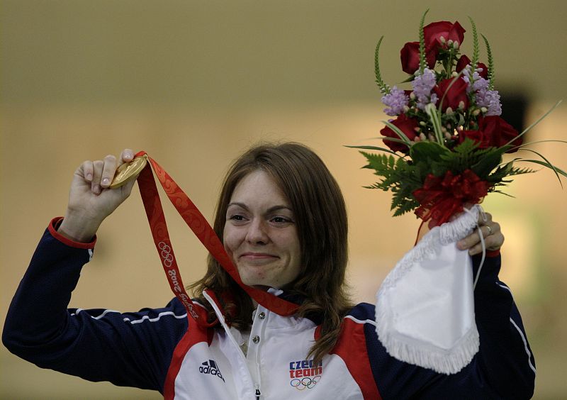 La checa Katerina Emmons celebra su medalla de oro, la primera conseguida en los Juegos Olímpicos de Pekín