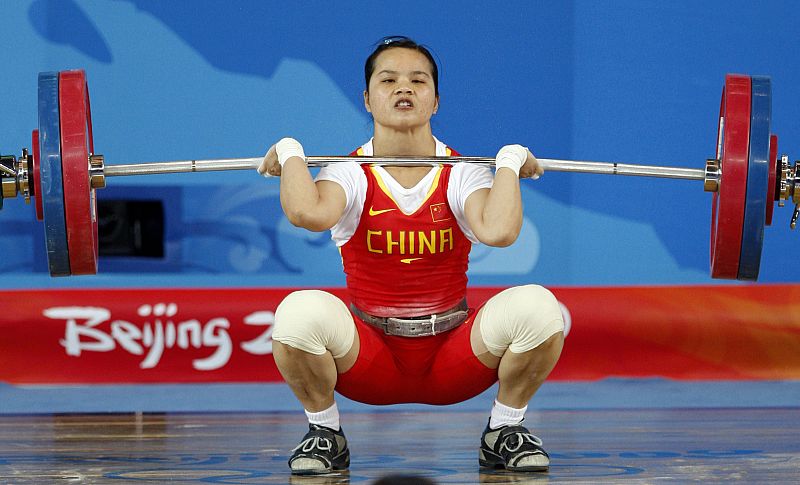 La china Chen Xiexia levanta 117 kilos en dos tiempos, en la categoría de menos de 48 kilos y consigue batir el récord olímpico.