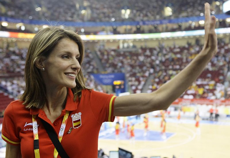 Spain's Princess Letizia waves to the crowd as she and her husband Crown Prince Felipe arrive to watch the women's Group B basketball game between Spain and China at the Beijing 2008 Olympic Games