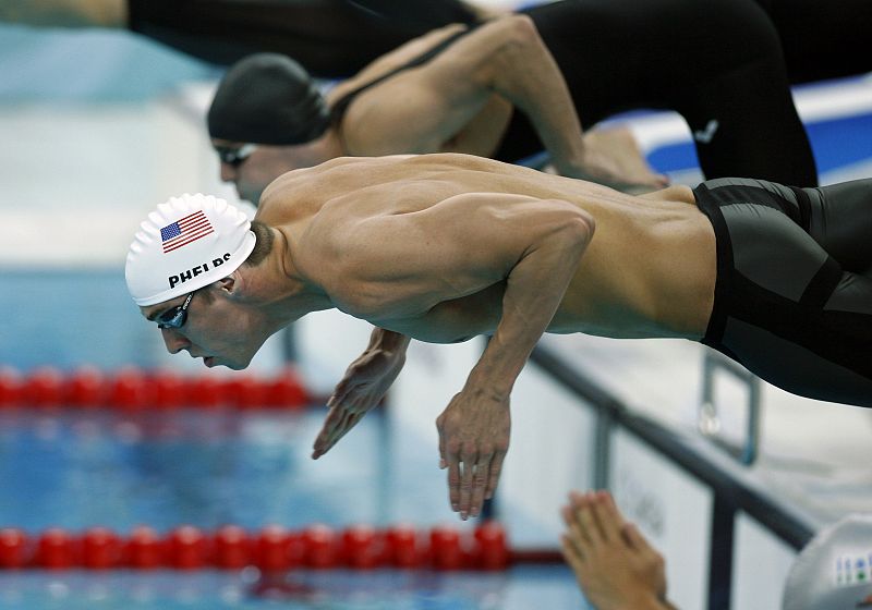 El norteamericano Michael Phelps cosecha el récord olímpico en los 400 metros libre.