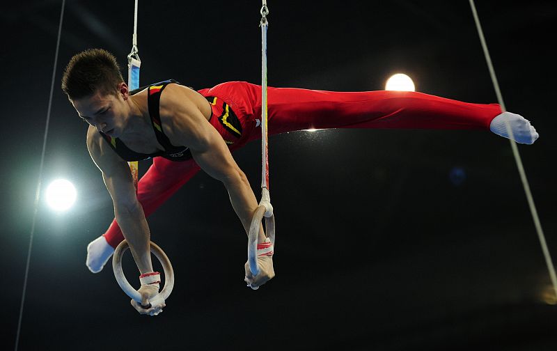 El gimnasta alemán Robert Juckel en las anillas.