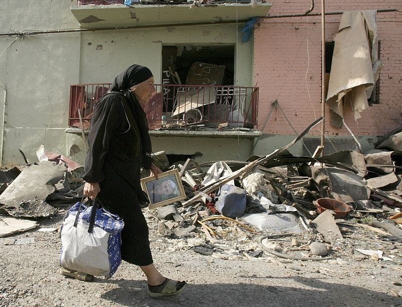 Una mujer georgiana llora al ver los destrozos en su casa en Gori, Georgia.