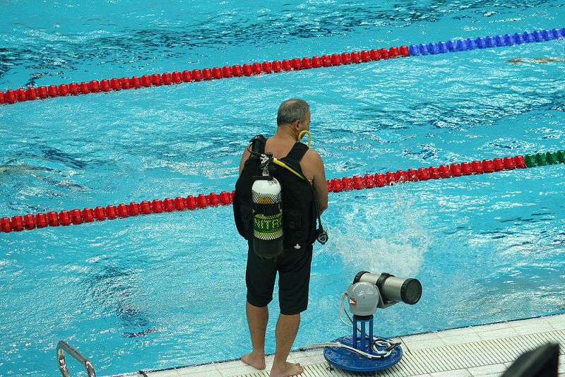 Un buzo en la piscina