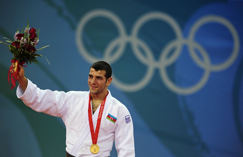 Elnur Mammadli de Azerbaiyán ha ganado la primera medalla de oro para su país, en tan sólo trece segundos de competición.