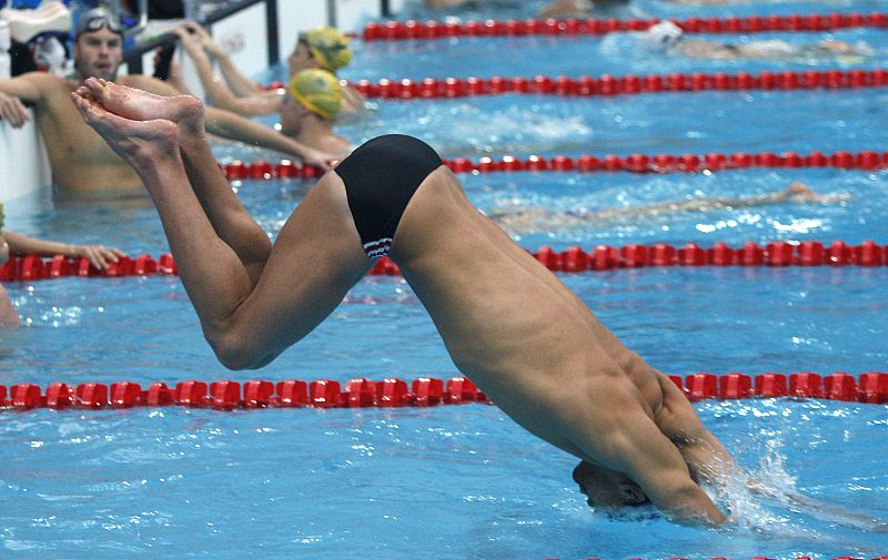 U.S. swimmer Phelps enters water during training session ahead of Beijing 2008 Olympic Games