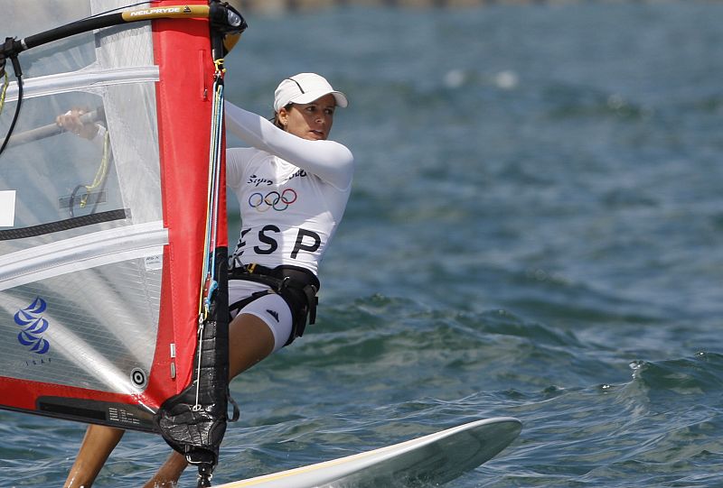 La regatista española Marina Alabau permanece quinta en la regata mujeres RS:X.