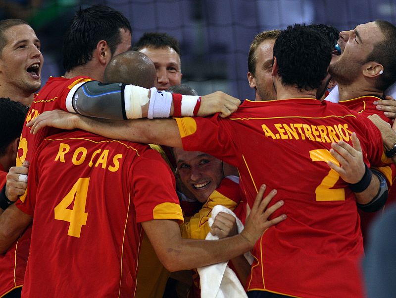 Los jugadores españoles celebran su victoria ante Polonia en el partido de la primera ronda de balonmano.