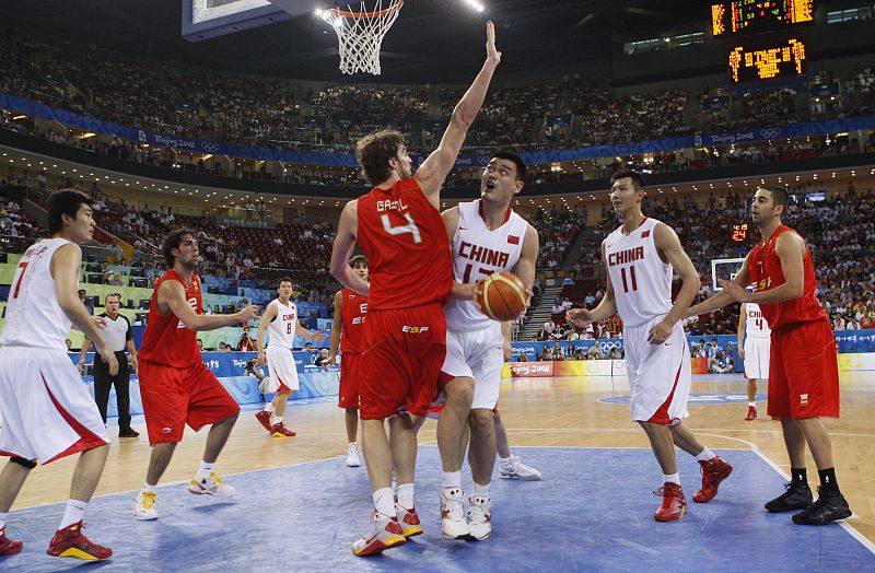 Yao Ming debajo de la canasta en un intento por puntuar.