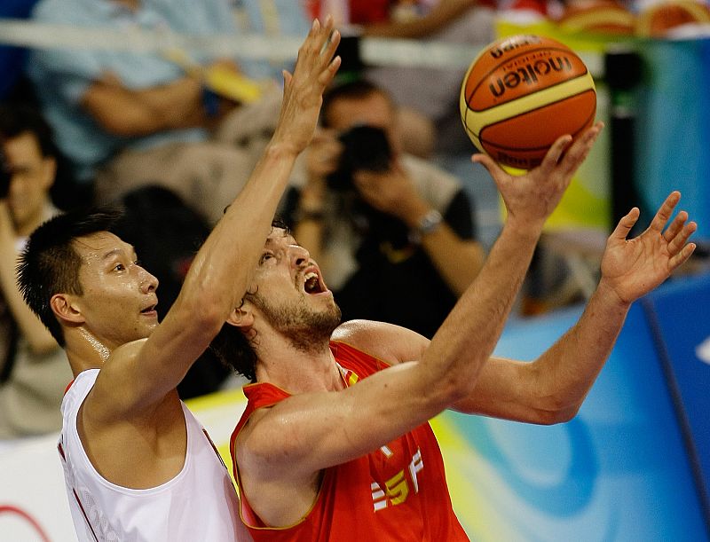 Pau Gasol encestando debajo del aro.