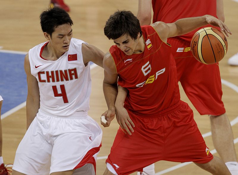 Ricky Rubio controla la pelota ante la marca del chino Wei Liu.