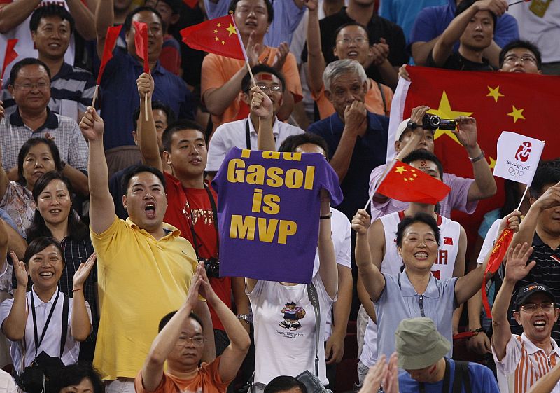 Una fan china anima a Pau Gasol