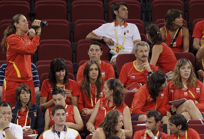 Las integrantes de la selección femenina de baloncesto asisten al partido de baloncesto masculino entre España y China.