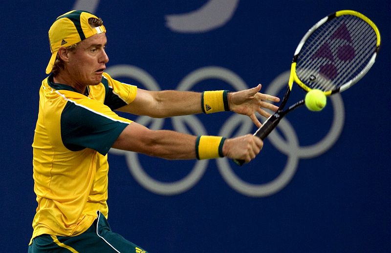 El australiano, actualmente número 38 en el ránking ATP, devuelve una bola a Rafa Nadal.