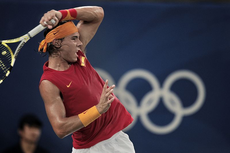 Rafa devuelve la pelota en un momento del partido que ha ganado a Hewitt por 6-1 y 6-2.