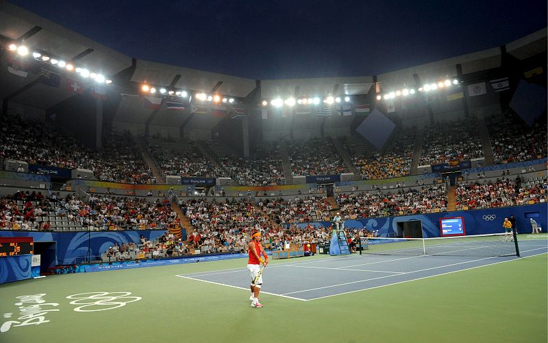 Rafael Nadal y Lleyton Hewitt durante el partido de segunda ronda de tenis disputado en el Centro de Tenis de Pekín.