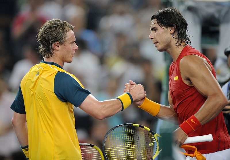 Nadal y Hewitt se estrechan la mano al finalizar el partido.