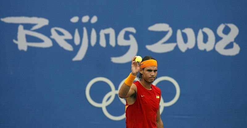 El tenista español Rafael Nadal se prepara para sacar ante el ruso Igor Andree.