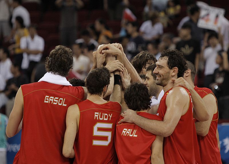 España celebra la victoria en basket