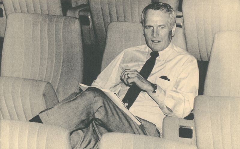 Paul Newman posa en un patio de butacas