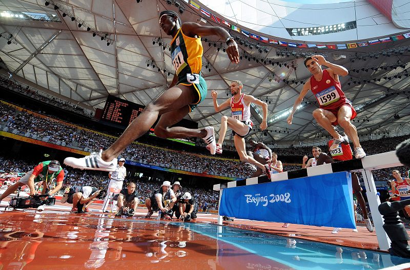 El sudafricano Ruben Ramolefi en la prueba clasificatoria de los 3000 metros con obstáculos del atletismo en el Estadio Nacional de Pekín.