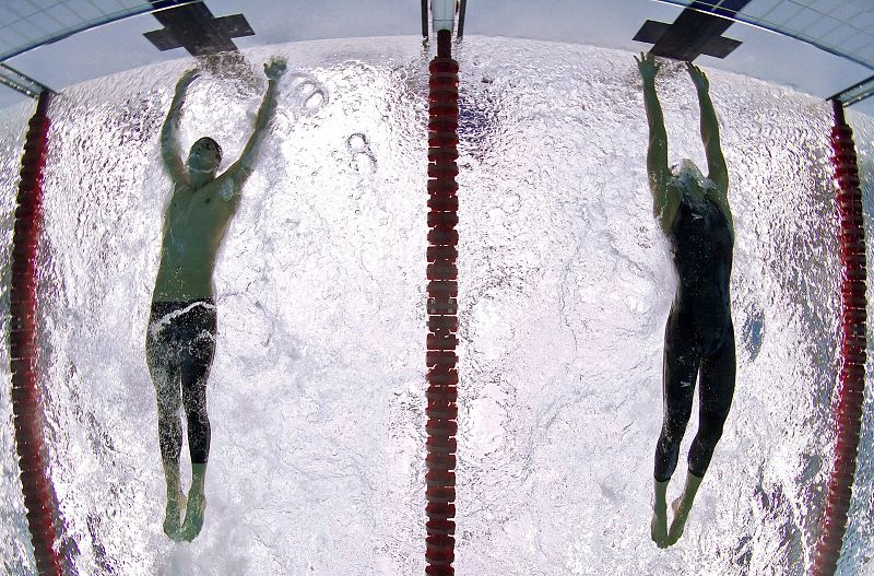 El tiburón Phelps toca la pared solo un momento antes del serbio Milorad Cavic, en la final de los 100 metros estilo mariposa.