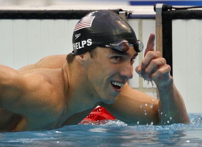 El nadador estadounidense Michael Phelps tras conseguir su séptima medalla de oro en los Juegos.