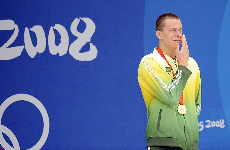 El nadador brasileño Cesar Cielo Filho reacciona tras ganar la medalla de oro en la prueba final de los 50 metros estilo libre, con un tiempo récord olímpico de 21:30, en el Centro Nacional Acuático de Pekín.