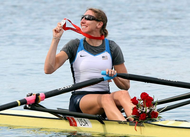 La palista estadounidense Michelle Guerette celebra su canoa su medalla de plata tras la final del grupo A de la modalidad de scull individual en el canal olímpico de Shunyi en Pekín, China.