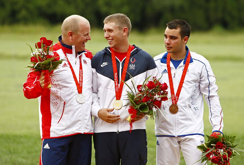 El noruego Tore Brovold, medalla de plata; el estadounidense Vincent Hancock, medalla de oro, y el francés Anthony Terras, bronce,en el podium tras competir en la final de la prueba de tiro olímpico en la modalidad de skeet en categoría masculina.