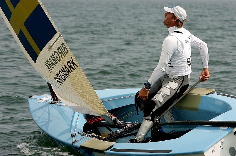 El sueco, Daniel Birgmark, durante la regata clase Finn de la competencia de vela de los Juegos Olímpicos de Pekín 2008 en el Centro de Vela Olímpica de Qingdao.