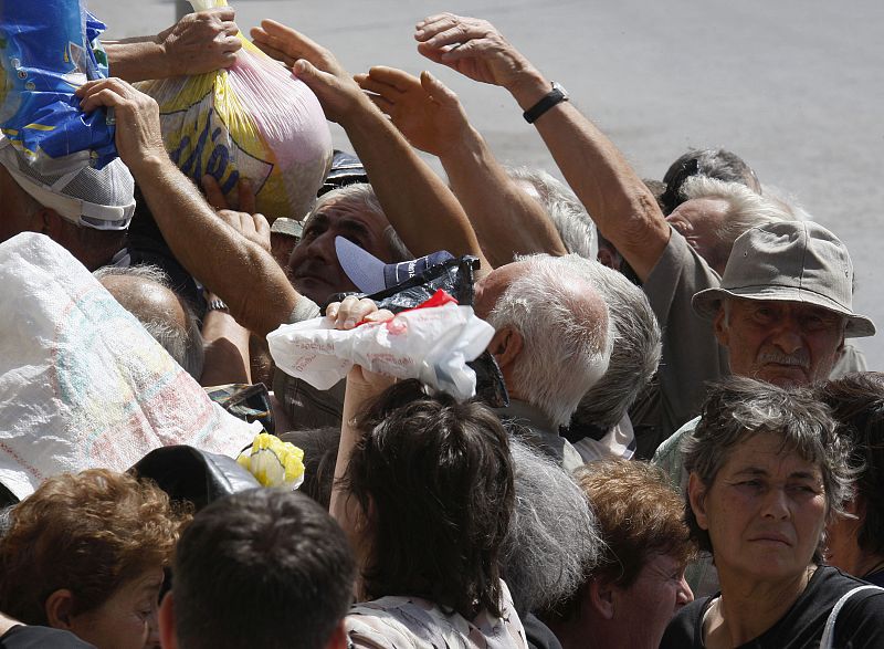 Vecinos de Gori se agolpan para recibir la ayuda humanitaria en la ciudad georgiana de Gori.