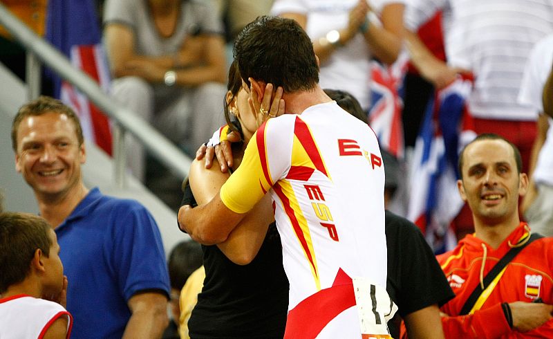 Joan Llaneras celebra con su mujer el segundo oro olímpico de su carrera y tercera presea consecutiva en unos Juegos.