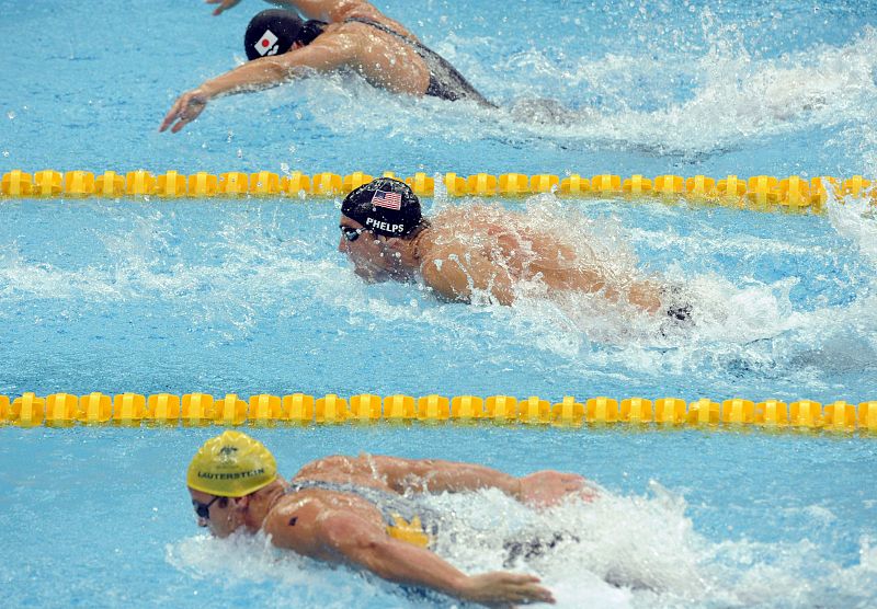 Michael Phelps durante la competición de los 4x100, donde ha conseguido un nuevo récord del mundo.