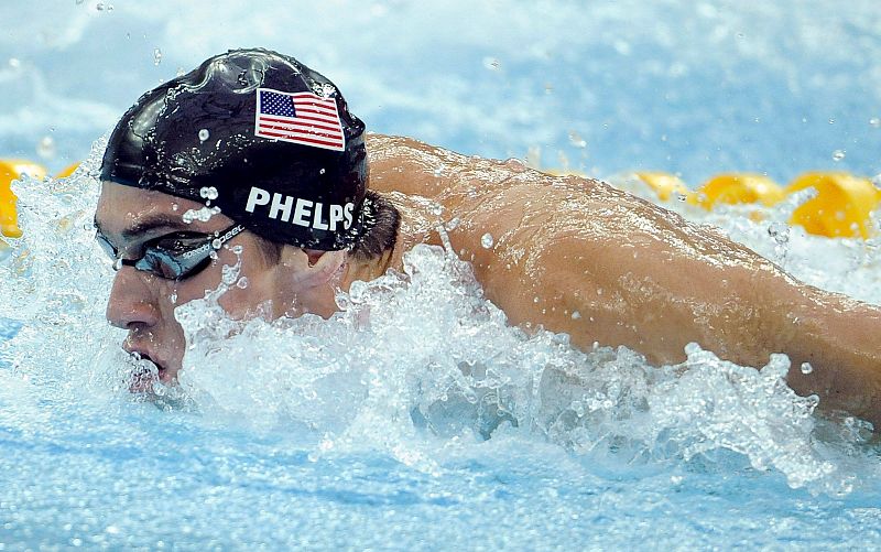 El tiburón Phelps en plena competición para lograr su octaba medalla en los Juegos de Pekín y coronarse como el deportistas con más metales en unos Juegos.