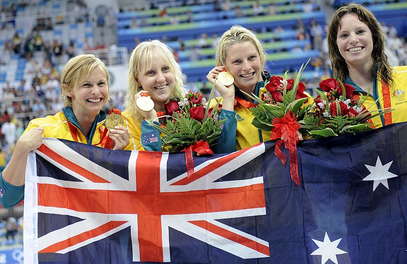 Las nadadoras australianas Lisbeth Trickett, Jessicah Schipper, Leisel Jones y Emily Seebohm posan con sus medallas de oro por su victoria en la prueba de relevos 4x100.