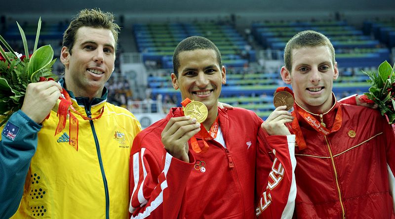 El nadador australiano Grant Hackett (plata), el tunecino Oussama Mellouli (oro) y el canadiense Ryan Cochrane (bronce), posan con sus medallas tras ganar la prueba de 1500 metros estilo libre.