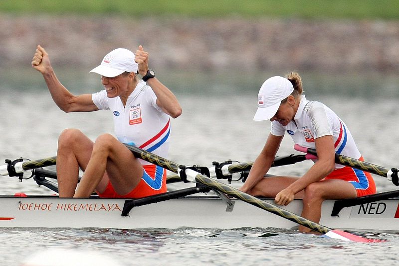 Las regatistas holandesas Marit van Eupen y Kirsten van der Kolk muestran su alegría después de ganar la medalla de oro en la final femenina de la categoría doble scull ligero.