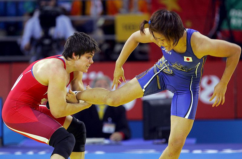 La luchadora canadiense Martine Dugrenier (rojo) compite contra la japonesa Kaori Icho en las semifinales de la modalidad de lucha libre femenina de 63 kilos en el pabellón de la Universidad de Agricultura de Pekín.