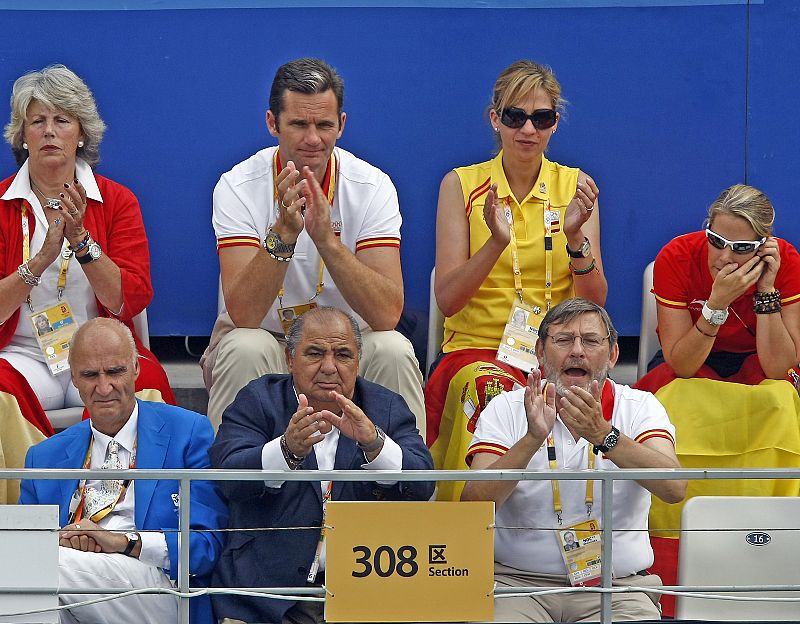 Los duques de Palma y el Secretario de Estado para el Deporte,Jaime Lissavetzky, durante la final de dobles de tenis de los Juegos Olímpicos que las españolas Anabel Medina Garrigues y Virginia Ruanoy disputaron contra las estadounidenses Venus y Ser