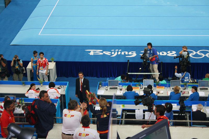 Gervasio Deferr lanza el ramo a los duques de Palma, tras la consecución de la medalla de plata en suelo.