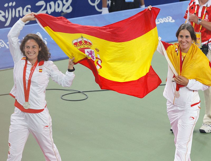 Las tenistas Virginia Ruano y Anabel Medina celebran con la bandera de España la medalla de plata conseguida en la final del torneo olímpico de tenis de dobles de Pekín, al perder ante las hermanas Venus y Serena Williams (6-2, 6-0).